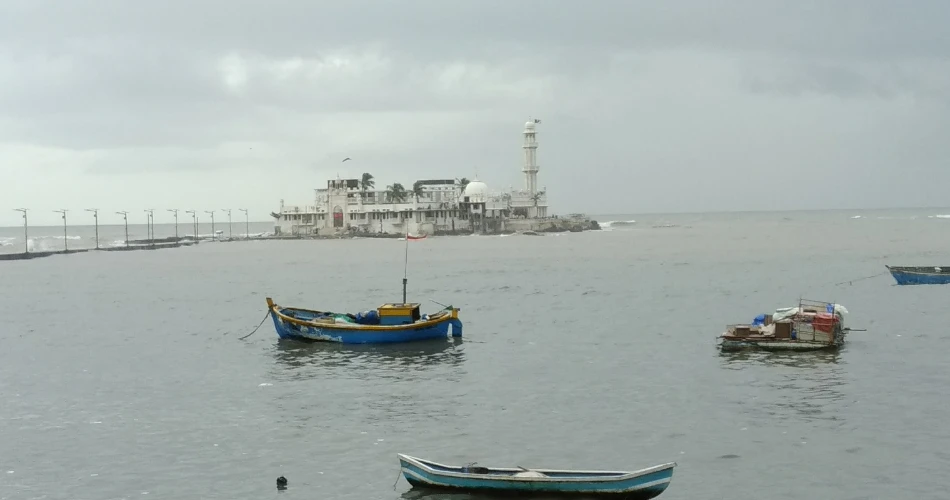 Haji Ali Dargah: A serene shrine floating on the Arabian Sea