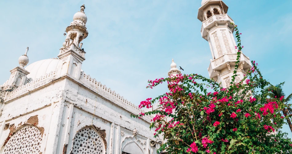 Haji Ali Dargah: A serene shrine floating on the Arabian Sea
