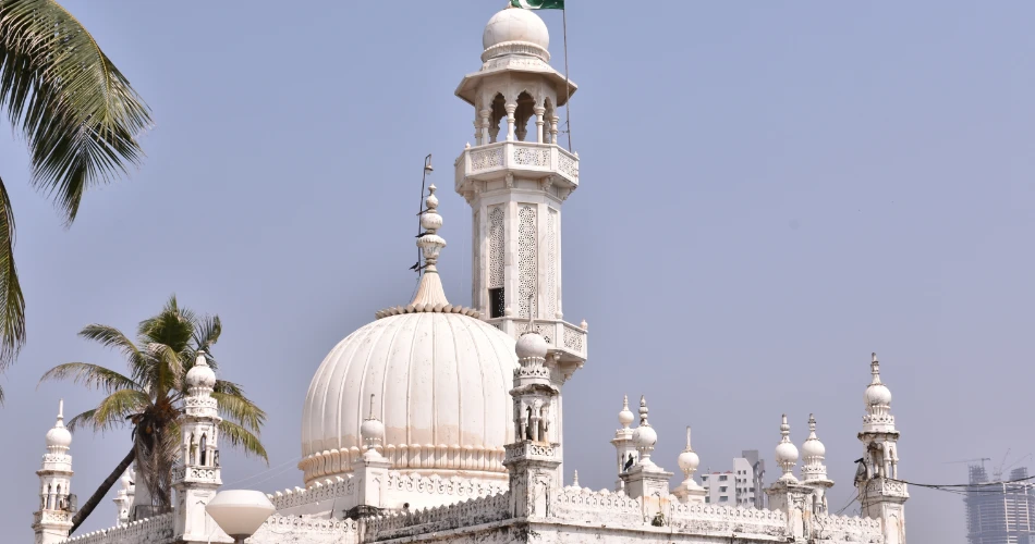 Haji Ali Dargah: A serene shrine floating on the Arabian Sea