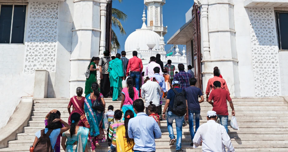 Haji Ali Dargah: A serene shrine floating on the Arabian Sea