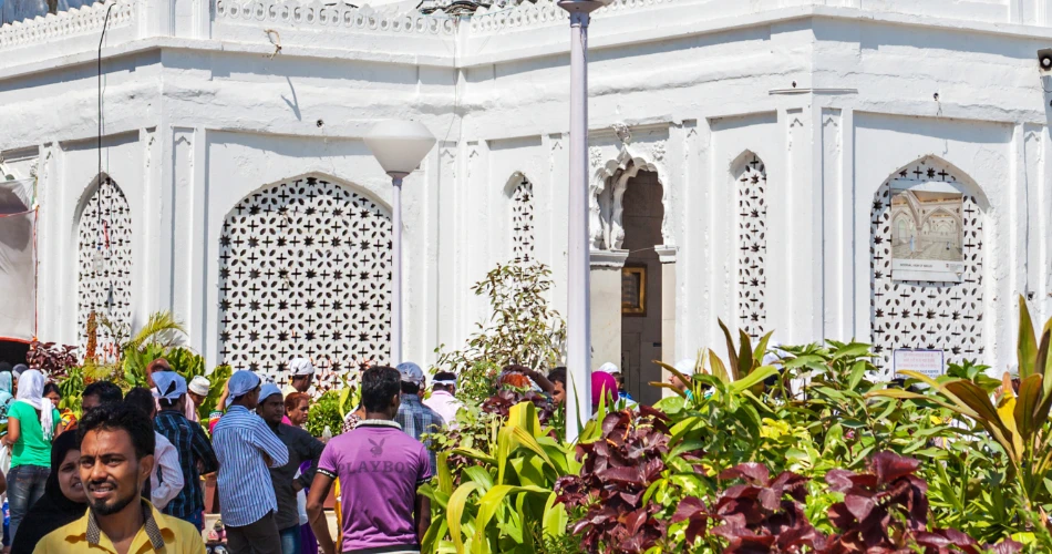 Haji Ali Dargah: A serene shrine floating on the Arabian Sea